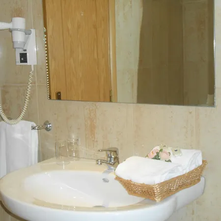 Santa Cruz Hotel Silveira (Lisbon)